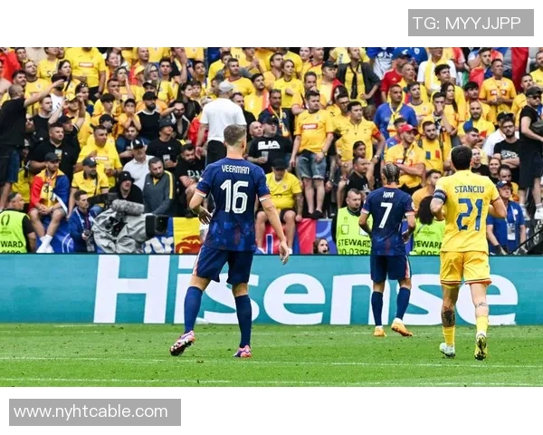 足球巨星精彩瞬间展现球场风采，展现力量与技巧的完美结合