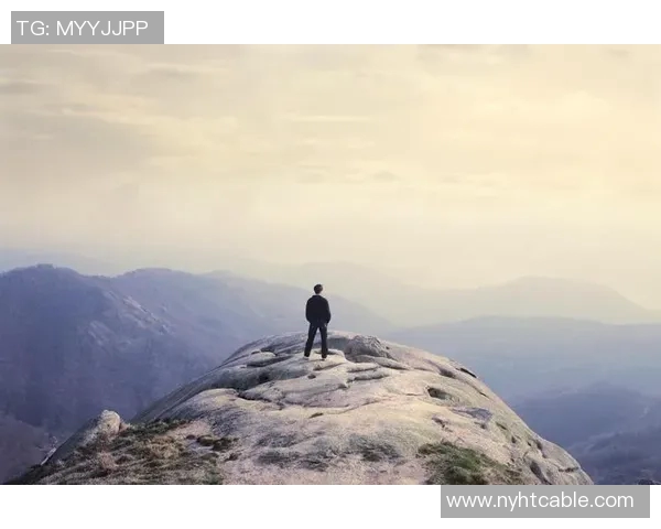 孤独的背影与绿茵场上的奋斗足迹足球明星为梦想拼搏的深刻写照