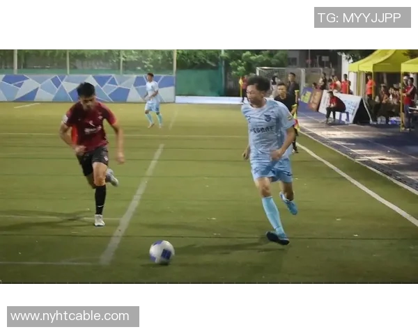 足球球星激情射门瞬间展现力量与技巧震撼全场