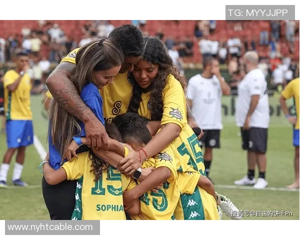 女友现场趣味挑战通过照片认出不同足球球星名字