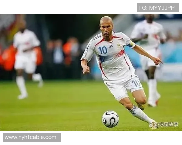 球星展现精湛脚法高速带球突破绿茵场瞬间点燃全场激情