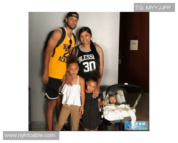 足球明星的家庭生活揭秘:绿茵场之外的温馨日常与独特趣味 足球明星的家庭生活揭秘:绿茵场之外的温馨日常与独特趣味